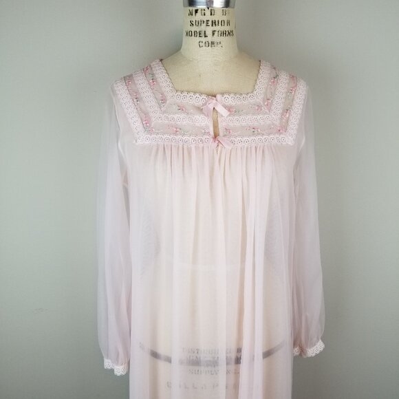 Pretty Vintage 1950's Long Chiffon Pale Pink Robe with Lace Detail - Picture 2 of 11